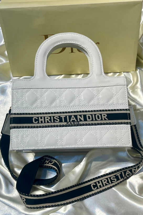 کیف دستی زنانه دیور DIOR چرمی براق همراه بند بلند کنفی