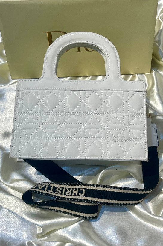 کیف دستی زنانه دیور DIOR چرمی براق همراه بند بلند کنفی