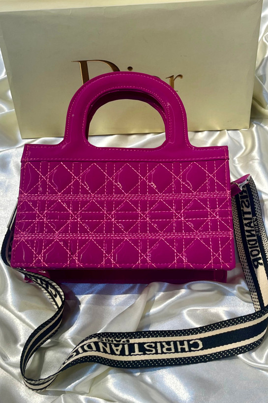 کیف دستی زنانه دیور DIOR چرمی براق همراه بند بلند کنفی