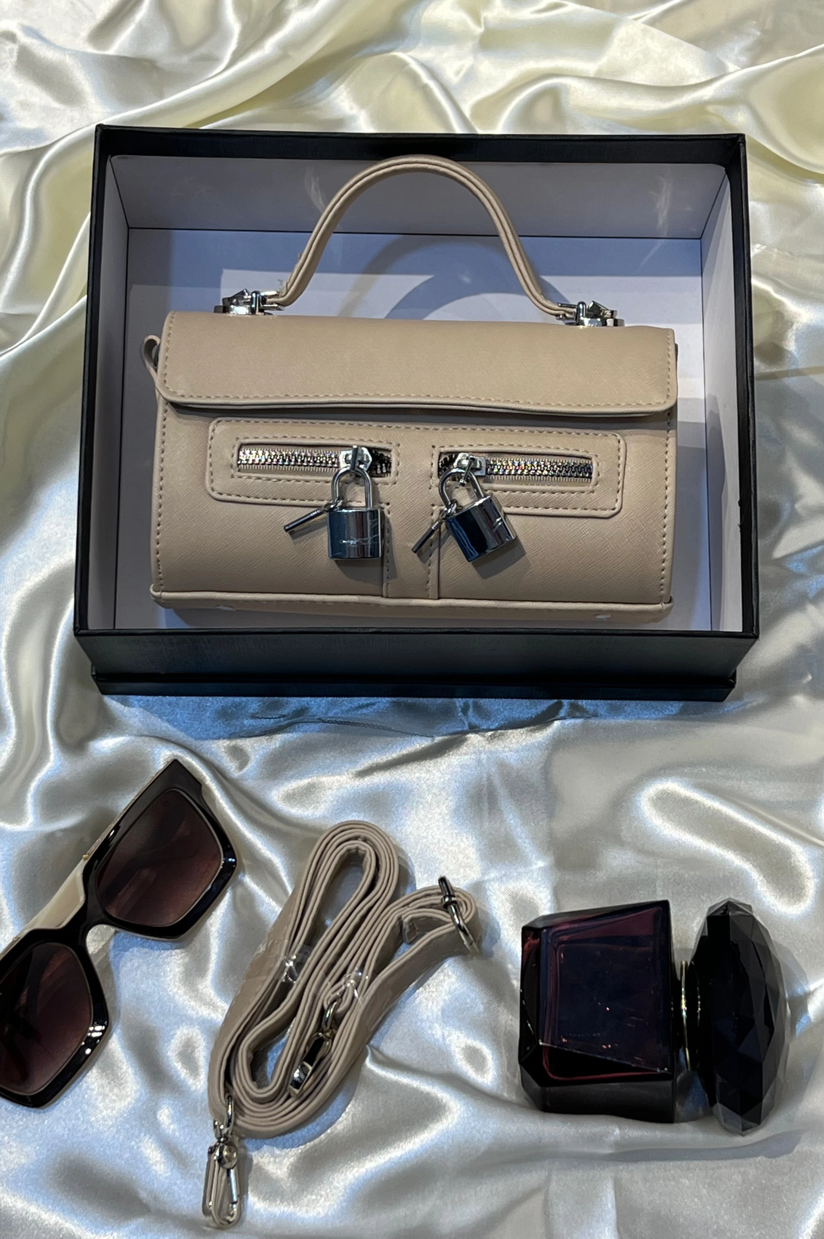 کیف دوشی زنانه چرمی PRADA مدل قفلی همراه بند چرمی
