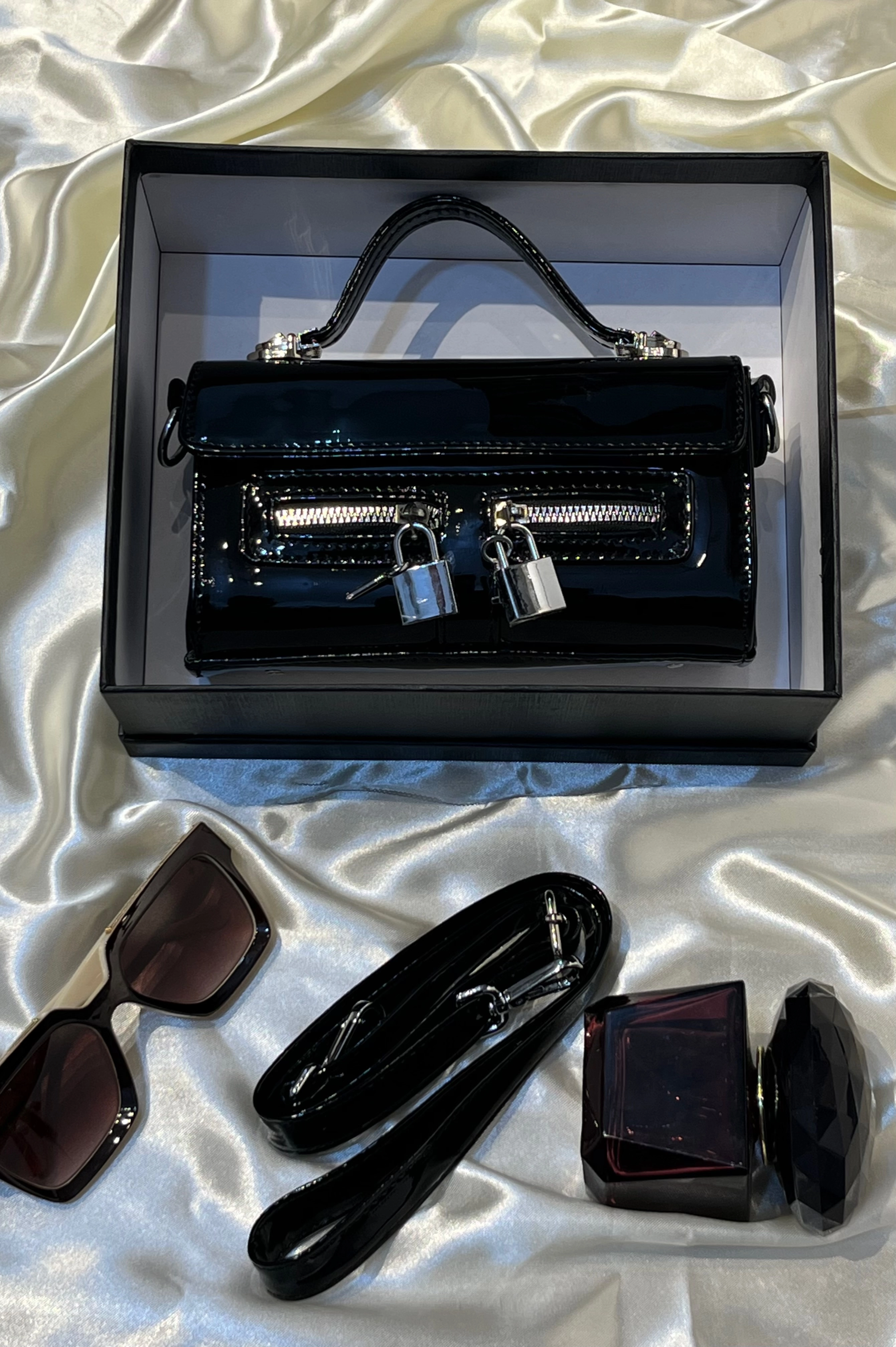 کیف دوشی زنانه چرمی PRADA مدل قفلی همراه بند چرمی