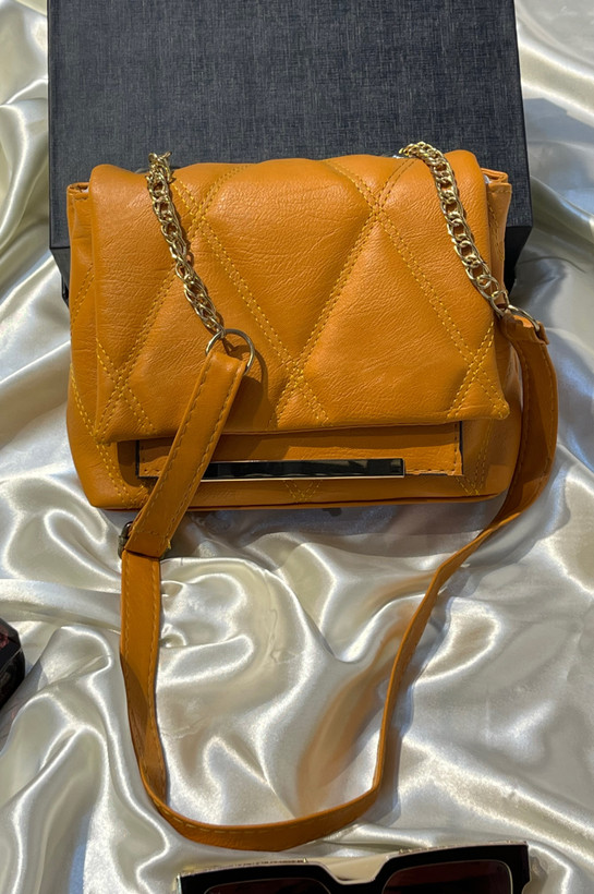 کیف چرمی دوشی زنانه برند CHANEL همراه بندبلند چرمی