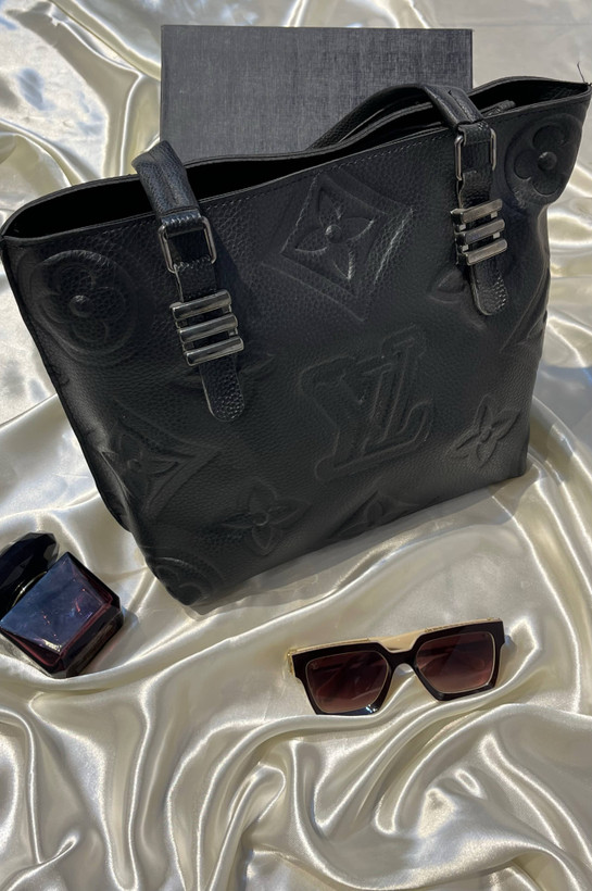 کیف دوشی چرمی زنانه برندLVمدل کلاسیک