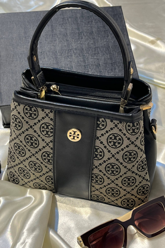 کیف مجلسی زنانه برند TORYBURCHمدل کلاسیک همراه بند بلند چرمی