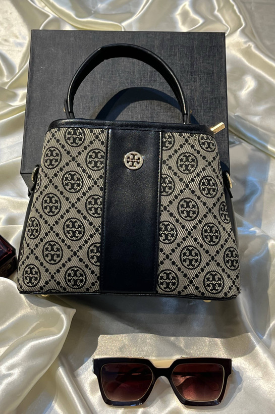 کیف مجلسی زنانه برند TORYBURCHمدل کلاسیک همراه بند بلند چرمی