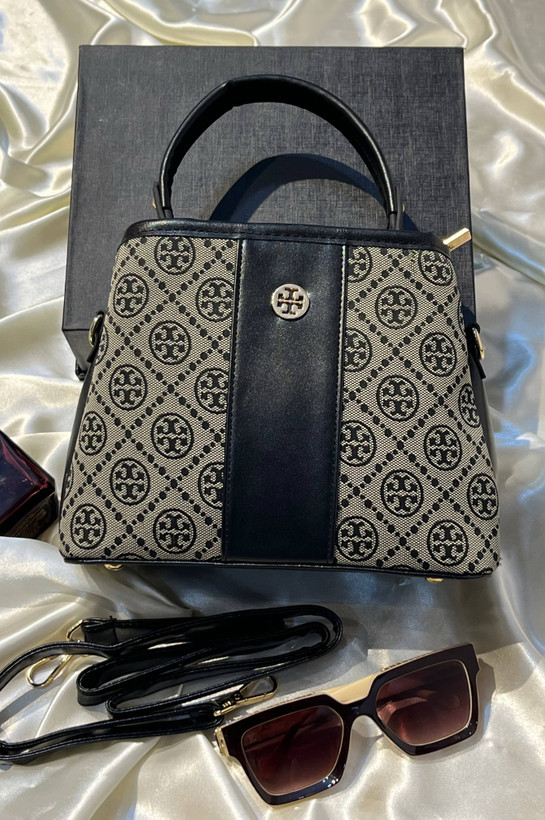 کیف مجلسی زنانه برند TORYBURCHمدل کلاسیک همراه بند بلند چرمی