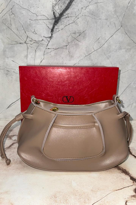 کیف دوشی زنانه برند valentinoمدل basicهمراه بند بلند چرمی