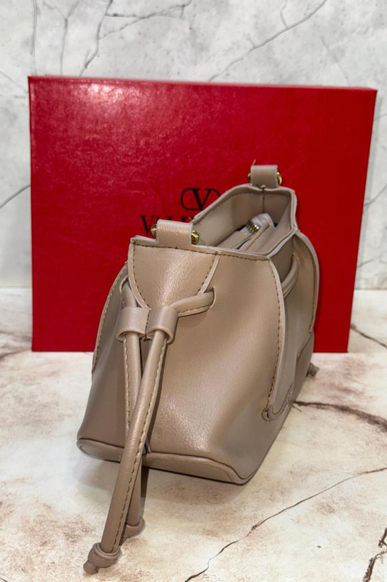 کیف دوشی زنانه برند valentinoمدل basicهمراه بند بلند چرمی