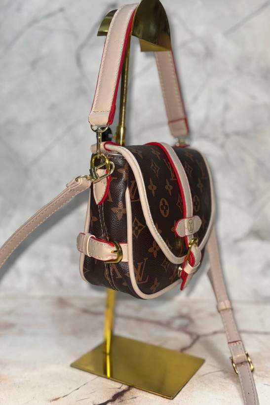 کیف دوشی زنانه برند لویی ویتون مدل لاکچری همراه بند دستی و دوشی