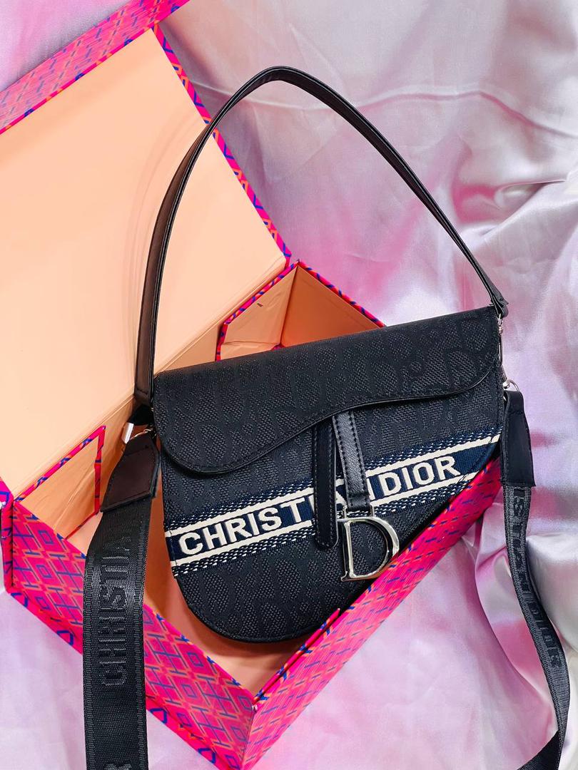 کیف دوشی زنانه DIOR مدل کلتی همراه بند بلند کنفی