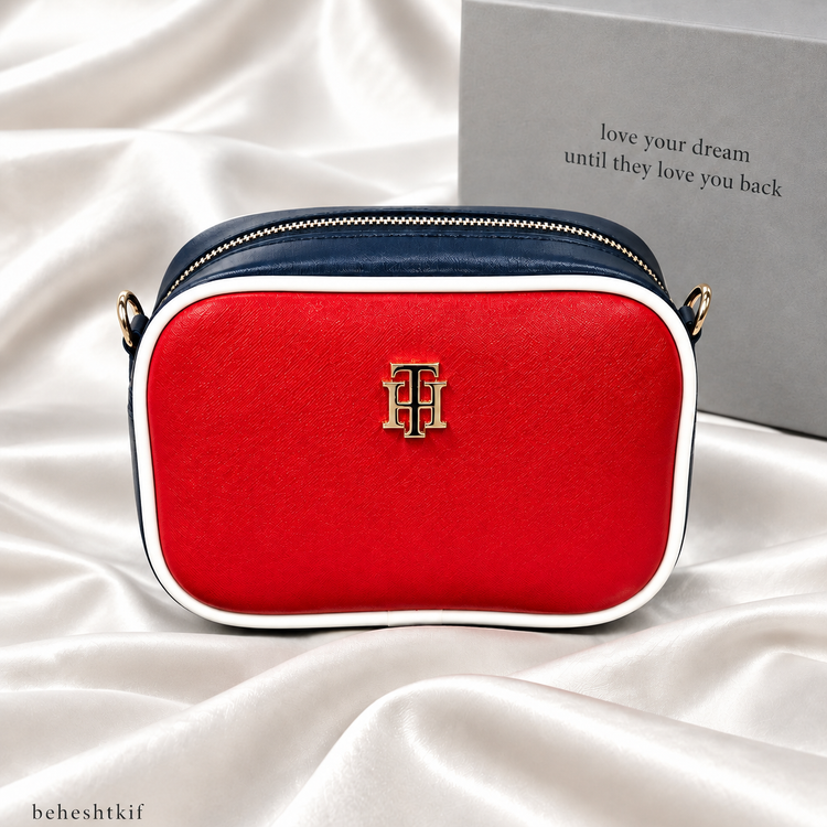 کیف دوشی دخترانه برند tommy hilfiger مدل نیلو همراه بند بلند رودوشی