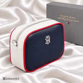 کیف دوشی دخترانه برند tommy hilfiger مدل نیلو همراه بند بلند رودوشی